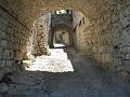 Vieille ruelle voutée et mal pavée montant au château-fort.